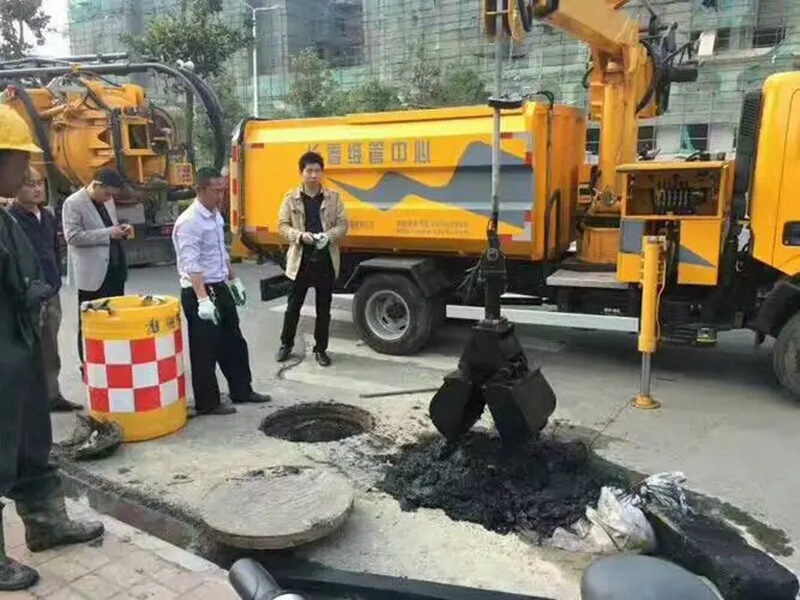 白云矿区街道：网格员化身“清道夫”，为民解忧疏通“堵心”化粪池