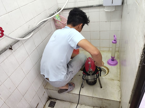 白云矿区肥皂掉到马桶里把马桶堵住了怎么办？马桶堵住了怎么办