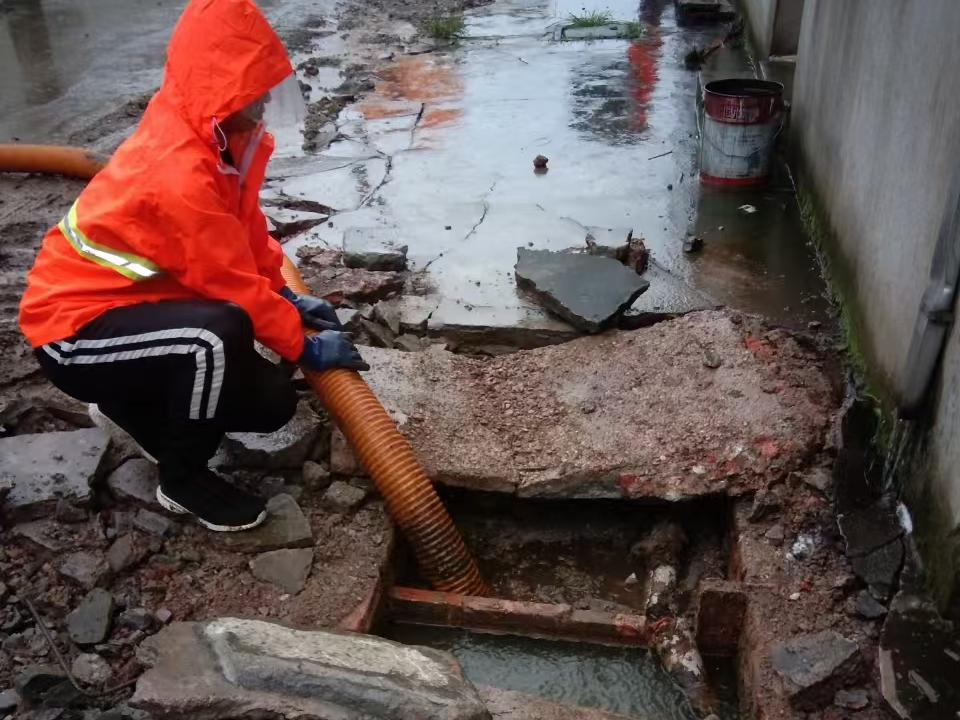 白云矿区专业清理污水池 炜誉市政以规范流程守护城市 “肠道”