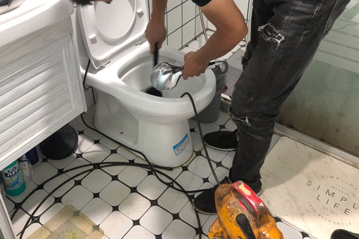 白云矿区马桶堵塞自己疏通还是找师傅?专业上门服务让你省时更省心